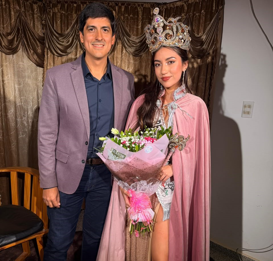 Sabrina junto al Intendente
Roland "Roly" Riveros.